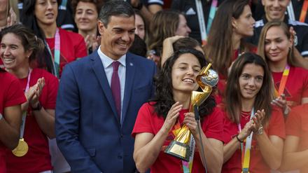 Spaniens amtierender Ministerpräsident Pedro Sanchez mit den Fußball-Weltmeisterinnen.