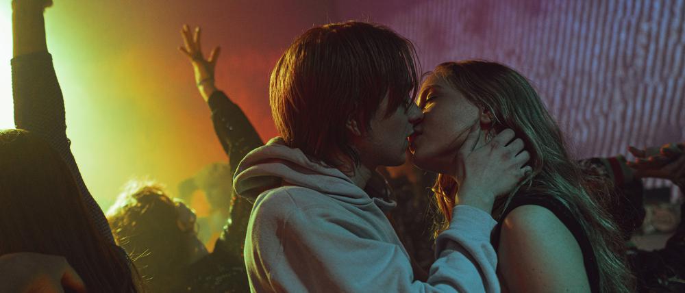 Küsse im Club: Franz (Laurids Schürmann) und Zoe (Lena Klenke).