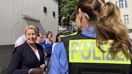 Franziska Giffey bei dem Verbundeinsatz in Neukölln.