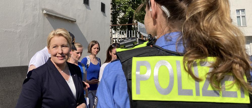Franziska Giffey bei dem Verbundeinsatz in Neukölln.