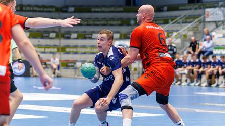 Moritz Sauter (in Blau) erzielte bei 24 Versuchen 16 Tore.