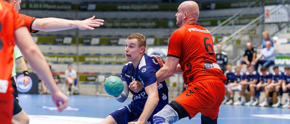Moritz Sauter (in Blau) erzielte bei 24 Versuchen 16 Tore.