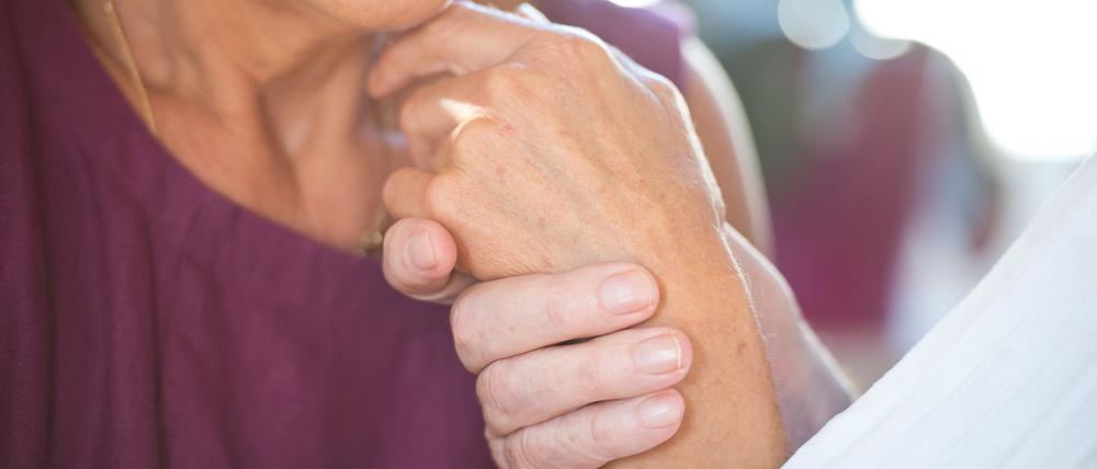 Mehr als 9200 Menschen seien 2021 an Alzheimer gestorben.