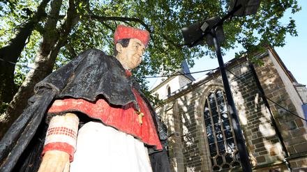 18.09.2023, Nordrhein-Westfalen, Essen: Eine Skulptur des 1991 verstorbenen Bischofs Franz Hengsbach, entworfen und ausgeführt von der Künstlerin Silke Rehberg, steht vor dem Essener Dom. Die katholische Kirche untersucht Missbrauchsvorwürfe gegen den Gründungsbischof des Ruhrbistums und späteren Kardinal Hengsbach. Das teilten die Bistümer Essen und Paderborn am Dienstag mit. Foto: Roland Weihrauch/dpa +++ dpa-Bildfunk +++