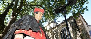 18.09.2023, Nordrhein-Westfalen, Essen: Eine Skulptur des 1991 verstorbenen Bischofs Franz Hengsbach, entworfen und ausgeführt von der Künstlerin Silke Rehberg, steht vor dem Essener Dom. Die katholische Kirche untersucht Missbrauchsvorwürfe gegen den Gründungsbischof des Ruhrbistums und späteren Kardinal Hengsbach. Das teilten die Bistümer Essen und Paderborn am Dienstag mit. Foto: Roland Weihrauch/dpa +++ dpa-Bildfunk +++