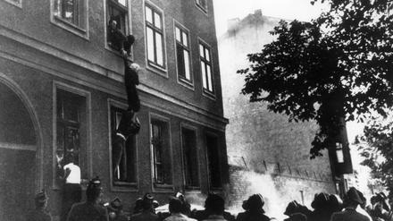 Die 77-jährige Frieda Schulze entkommt den DDR-Polizisten, die sie zurück in ihre Ost-Berliner Wohnung ziehen wollen, nur knapp. 