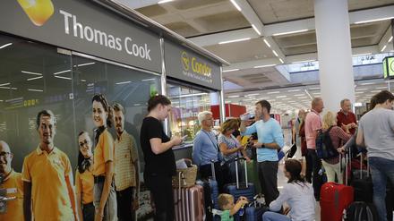 25.09.2019, Spanien, Palma: Reisende am Flughafen Palma de Mallorca (Symbolbild).