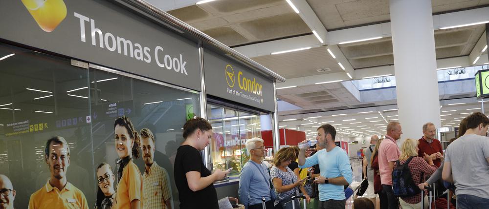 25.09.2019, Spanien, Palma: Reisende am Flughafen Palma de Mallorca (Symbolbild).
