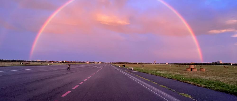 Die Berlinerinnen und Berliner hatten 2014 entschieden, das Tempelhofer Feld dauerhaft für eine Bebauung zu sperren. Die schwarz-rote Koalition möchte dennoch Vorschläge für eine Randbebauung erarbeiten.