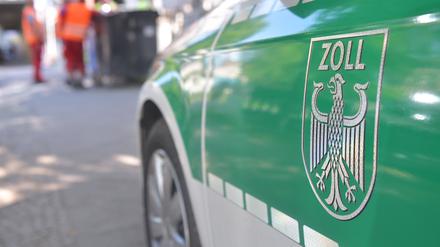 Ein Fahrzeug des Zolls steht vor einer Baustelle. (Symbolbild)