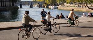 Radfahrer in Paris an der Seine: Die EU-Kommission will den Radverkehr in Europa stärken.