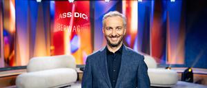 Moderator Jan Böhmermann in seiner ZDF Primetime Sendung "?Lass dich überwachen!"? Moderator Jan Böhmermann in seiner ZDF Primetime Sendung "Lass dich überwachen!"