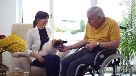 Nadin Reimann mit ihrem Hund bei einem Hausbesuch.