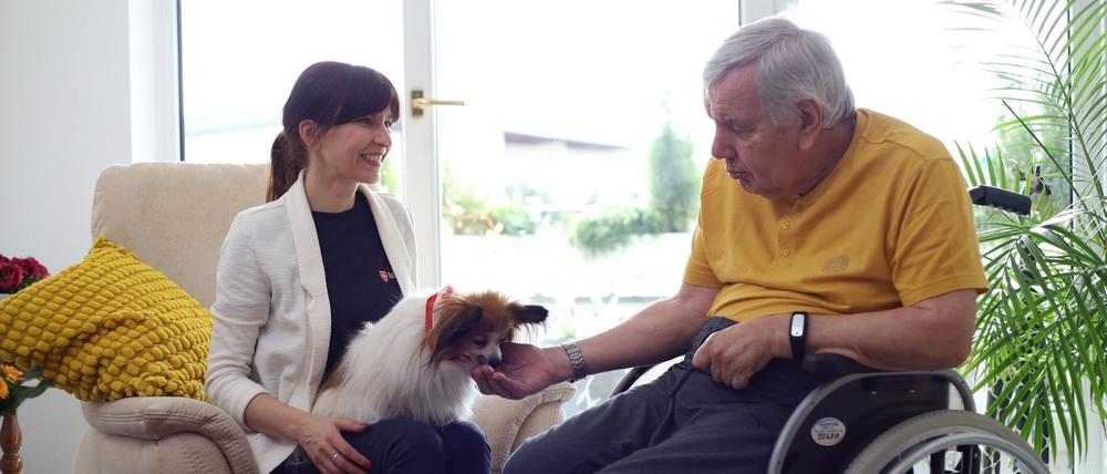 Nadin Reimann mit ihrem Hund bei einem Hausbesuch.