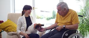 Nadin Reimann mit ihrem Hund bei einem Hausbesuch.