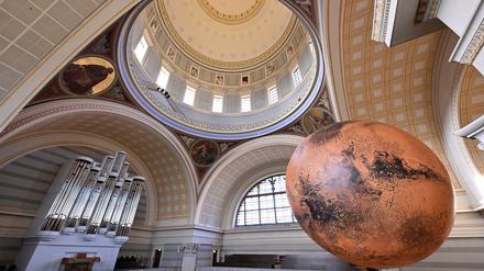 Potsdam, 19.09.2023 / Lokales / Nikolaikirche, Mars-Modell, Kunstwerk „Mars“ von Luke Jerram, Ausstellung, der Rote Planet, Mars-Skulptur, Foto: Ottmar Winter PNN ACHTUNG: Foto ist ausschließlich für redaktionelle Berichterstattung der PNN und des TGSP! Eine kommerzielle Nutzung, z.B. Werbung, ist ausgeschlossen. Die Weitergabe an nicht autorisierte Dritte, insbesondere eine weitergehende Vermarktung über Bilddatenbanken, ist unzulässig.