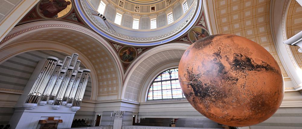 Potsdam, 19.09.2023 / Lokales / Nikolaikirche, Mars-Modell, Kunstwerk „Mars“ von Luke Jerram, Ausstellung, der Rote Planet, Mars-Skulptur, Foto: Ottmar Winter PNN ACHTUNG: Foto ist ausschließlich für redaktionelle Berichterstattung der PNN und des TGSP! Eine kommerzielle Nutzung, z.B. Werbung, ist ausgeschlossen. Die Weitergabe an nicht autorisierte Dritte, insbesondere eine weitergehende Vermarktung über Bilddatenbanken, ist unzulässig.
