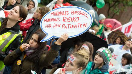 Teilnehmerinnen einer Protestkundgebung an der Berliner Charité (2015).