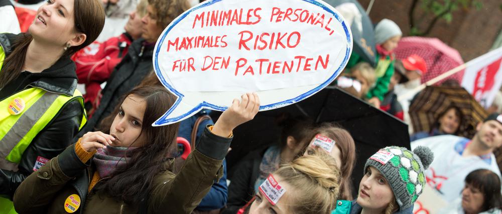 Teilnehmerinnen einer Protestkundgebung an der Berliner Charité (2015).