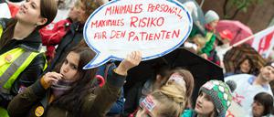 Teilnehmerinnen einer Protestkundgebung an der Berliner Charité (2015).