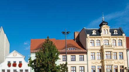 Eine Straßenbahn hält auf dem Altmarkt in Cottbus.