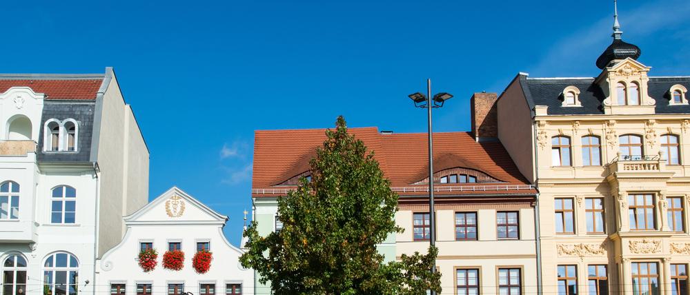 Eine Straßenbahn hält auf dem Altmarkt in Cottbus.