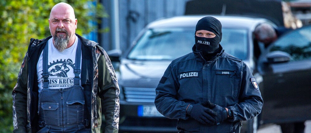 Der bundesweit bekannte Rechtsextremist Sven Krüger bei einer Razzia im Jahr 2023.