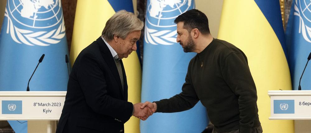 Antonio Guterres, Generalsekretär der Vereinten Nationen und der ukrainische Staatspräsident Wolodymyr Selenskyj bei einem Treffen im März 2022, kurz nach dem russischen Angriff. 