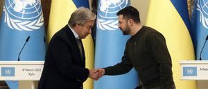 Antonio Guterres, Generalsekretär der Vereinten Nationen und der ukrainische Staatspräsident Wolodymyr Selenskyj bei einem Treffen im März 2022, kurz nach dem russischen Angriff. 