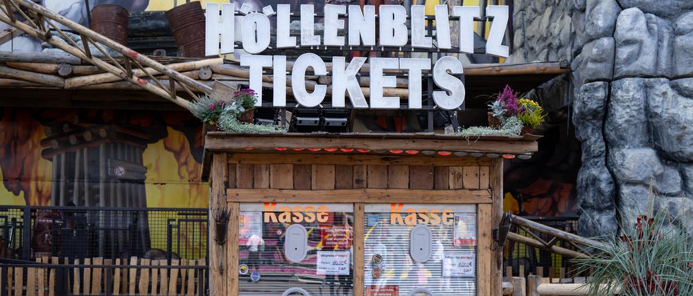 Die Achterbahn „Höllenblitz“ auf dem Münchner Oktoberfest