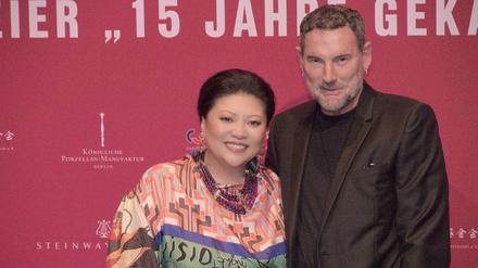 Kunst und Toleranz. Yu Zhang organisiert kulturellen Austausch zwischen Deutschland und China. Hier feiert sie den Geburtstag der Gesellschaft mit Designer Michael Michalsky.