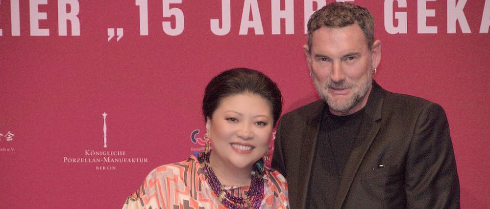 Kunst und Toleranz. Yu Zhang organisiert kulturellen Austausch zwischen Deutschland und China. Hier feiert sie den Geburtstag der Gesellschaft mit Designer Michael Michalsky.