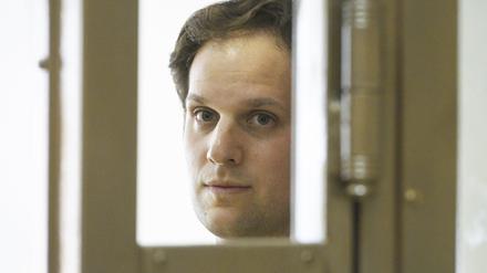 Evan Gershkovich, Reporter des Wall Street Journal, steht in einem Glaskäfig in einem Gerichtssaal des Moskauer Stadtgerichts. Der wegen angeblicher Spionage festgenommene Gershkovich bleibt vorerst weiter in russischer Untersuchungshaft. Das Moskauer Stadtgericht kam einer Beschwerde von Gershkovichs Verteidigern gegen die kürzlich verlängerte U-Haft am Dienstag nicht nach, sondern leitete sie an eine andere Instanz weiter, wie die russische Staatsagentur Tass meldete. Das Stadtgericht begründete die Unterbrechung demnach mit angeblichen und nicht näher genannten «Umständen», die das Beschwerdeverfahren vor dem Stadtgericht derzeit nicht möglich machten. 