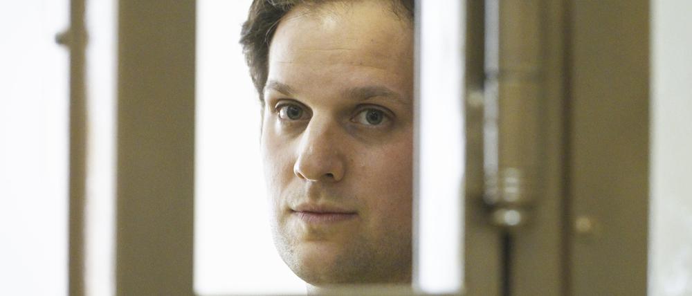 Evan Gershkovich, Reporter des Wall Street Journal, steht in einem Glaskäfig in einem Gerichtssaal des Moskauer Stadtgerichts. Der wegen angeblicher Spionage festgenommene Gershkovich bleibt vorerst weiter in russischer Untersuchungshaft. Das Moskauer Stadtgericht kam einer Beschwerde von Gershkovichs Verteidigern gegen die kürzlich verlängerte U-Haft am Dienstag nicht nach, sondern leitete sie an eine andere Instanz weiter, wie die russische Staatsagentur Tass meldete. Das Stadtgericht begründete die Unterbrechung demnach mit angeblichen und nicht näher genannten «Umständen», die das Beschwerdeverfahren vor dem Stadtgericht derzeit nicht möglich machten. 