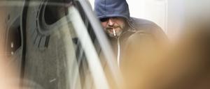 Der 45-jährige Juri Garawski aus Belarus, der nach eigenen Angaben Mitglied einer Sondereinheit des Innenministeriums war, steht während einer Pause vor dem Gericht. Erstmals wird in der Schweiz vor einem unabhängigen Gericht über mögliche Verbrechen im Staatsauftrag in Belarus (Weißrussland) verhandelt. 