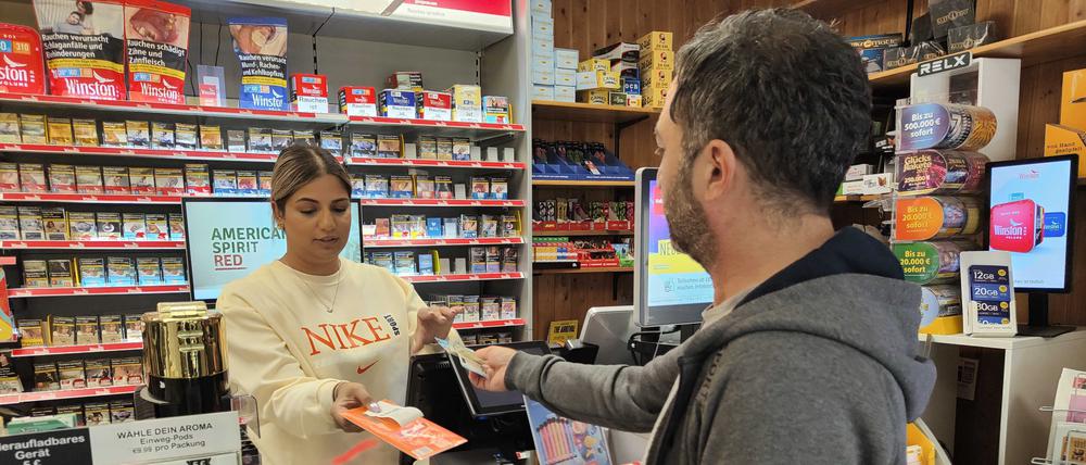 Das Konto kann man in wenigen Minuten im Lottoladen eröffnen, zum Beispiel im Kiosk von Bojana Stojkov (l.) in Moabit.