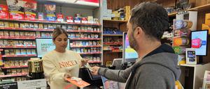 Das Konto kann man in wenigen Minuten im Lottoladen eröffnen, zum Beispiel im Kiosk von Bojana Stojkov (l.) in Moabit.