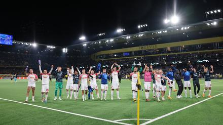  Leipzigs Spieler feiern nach der gewonnenen Partie. 