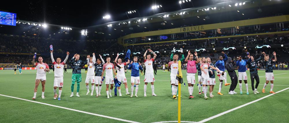 Leipzigs Spieler feiern nach der gewonnenen Partie.