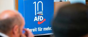 16.09.2023, Schleswig-Holstein, Henstedt-Ulzburg: "10 Jahre AfD Bereit für mehr" steht auf einem Pappaufsteller auf der Bühne. Die schleswig-holsteinische AfD hat am Samstag ihren Landesparteitag im Bürgerhaus Henstedt-Ulzburg abgehalten. Foto: Jonas Walzberg/dpa +++ dpa-Bildfunk +++