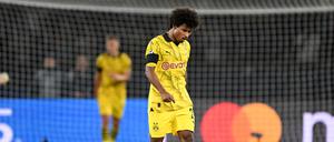 Dortmunds Karim Adeyemi geht nach dem Spiel enttäuscht vom Platz.