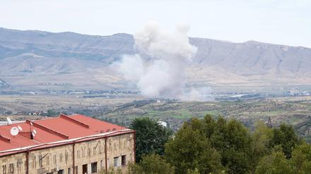 Die Konfliktregion Berg-Karabach im Südkaukasus ist nach Angaben örtlicher Behörden am Mittwochmorgen vom aserbaidschanischen Militär erneut mit Raketen und Artillerie angegriffen worden.