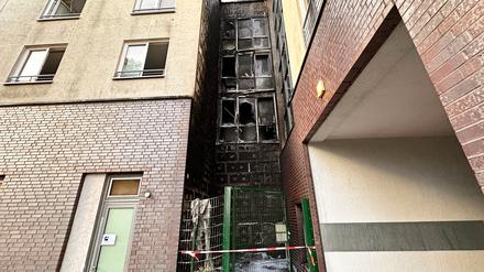 Blick auf die rußgeschwärzte Fassade eines Gebäudes im Berliner Bezirk Marzahn-Hellersdorf. Zwei Menschen sind nach einem Brand mit schweren Brand- und Rußverletzungen in ein Krankenhaus gebracht worden, wie ein Sprecher der Feuerwehr mitteilte.