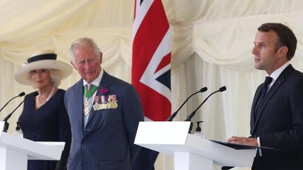 ARCHIV - 18.06.2020, Großbritannien, London: Emmanuel Macron (r), Präsident von Frankreich, spricht neben dem damaligen britischen Prinz Charles, Prinz von Wales, und seiner Frau Camilla, während einer Zeremonie in Carlton Gardens.  (zu dpa: «Charles und Camilla zu Staatsbesuch in Frankreich erwartet») Foto: Jonathan Brady/PA Wire/dpa +++ dpa-Bildfunk +++