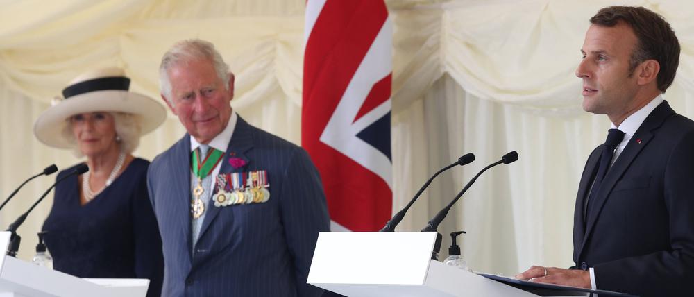 ARCHIV - 18.06.2020, Großbritannien, London: Emmanuel Macron (r), Präsident von Frankreich, spricht neben dem damaligen britischen Prinz Charles, Prinz von Wales, und seiner Frau Camilla, während einer Zeremonie in Carlton Gardens. (zu dpa: «Charles und Camilla zu Staatsbesuch in Frankreich erwartet») Foto: Jonathan Brady/PA Wire/dpa +++ dpa-Bildfunk +++