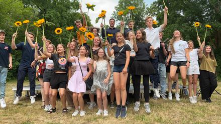 Auszeichnung durch die Bezirksbürgermeisterin: Bei der Ehrung der Bezirksheldinnen und -helden im Jahr 2022 wurde vor Freude auch gehüpft.