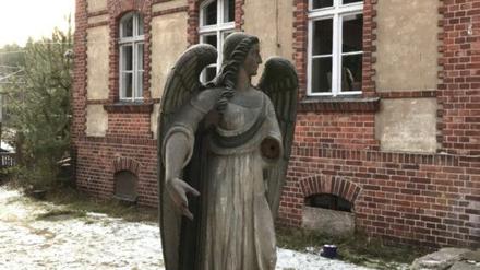 Der Engel kehrt zurück nach Alt-Tempelhof und Michael. 