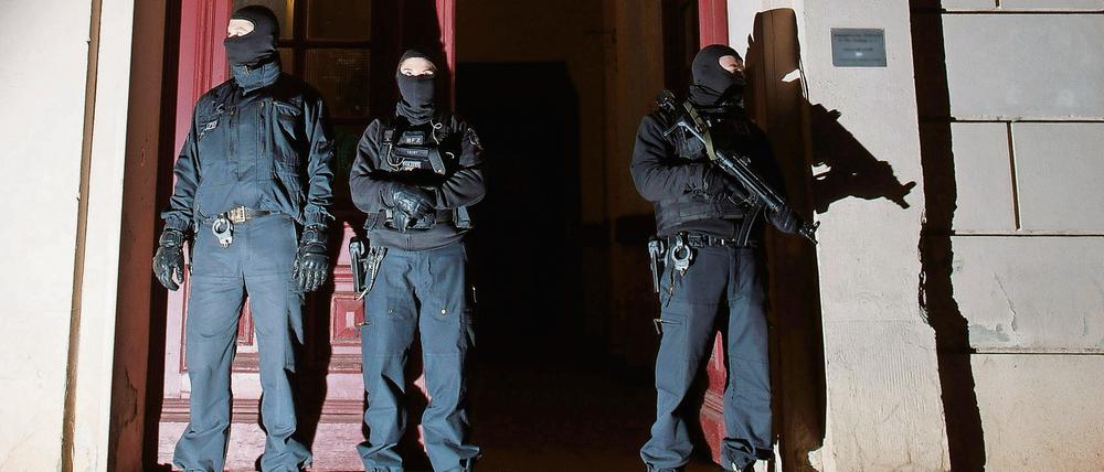 Mitglieder eines Polizei-Sonderkommandos stehen in Berlin vor einem Mehrfamilienhaus. (Symbolbild)