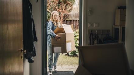 Umzug in die erste eigene Wohnung: Wenn Eltern ihre Kinder bei Planung und Finanzierung miteinbeziehen, lassen sich Konflikte vermeiden.