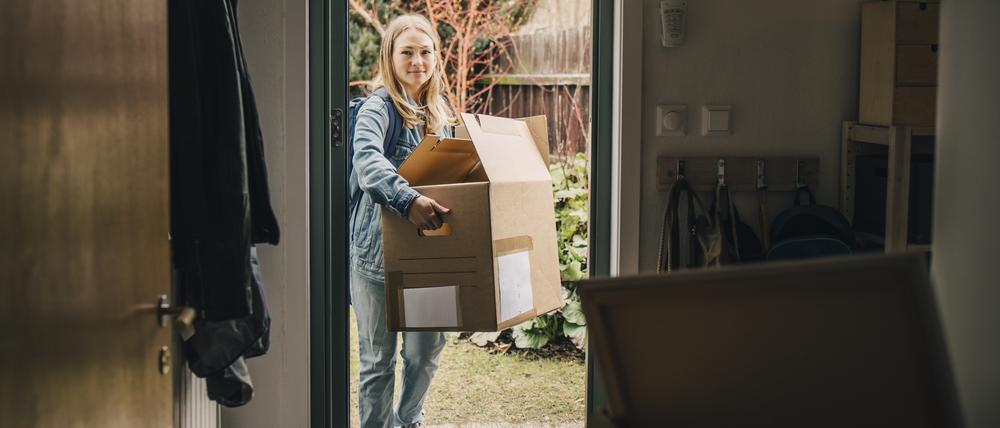 Umzug in die erste eigene Wohnung: Wenn Eltern ihre Kinder bei Planung und Finanzierung miteinbeziehen, lassen sich Konflikte vermeiden.
